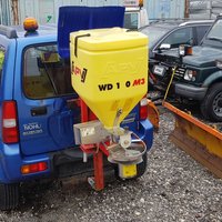 Suzuki mit Streusalzbehälter